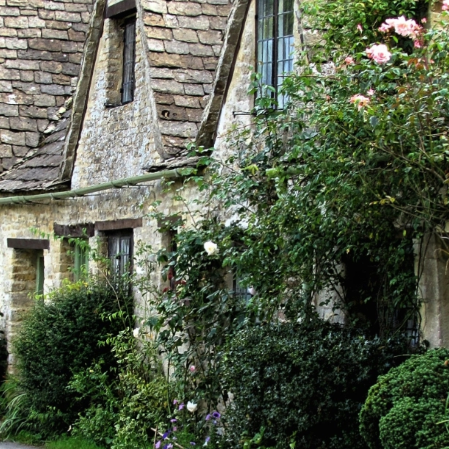 A honey coloured Cotswold vilage